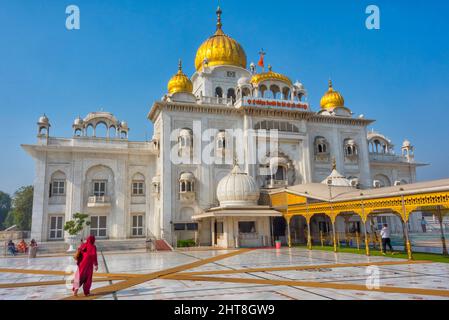 Gurudwara Bangla Sahib, casa de culto sij, Nueva Delhi, India (Gurudwara Bangla Sahib, el templo sij más grande de Delhi, sirve aproximadamente 10.000 veget Foto de stock