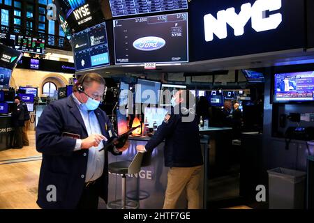 Ciudad de Nueva York, Estados Unidos. 28th Feb, 2022. Los comerciantes trabajan en el piso de NYSE mientras el alcalde de la ciudad de Nueva York, Eric Adams, toca la campana de apertura en la Bolsa de Nueva York el 28 de febrero de 2022 en la ciudad de Nueva York, EE.UU. (Foto de John Lamparski/Sipa USA) Crédito: SIPA USA/Alamy Live News Foto de stock