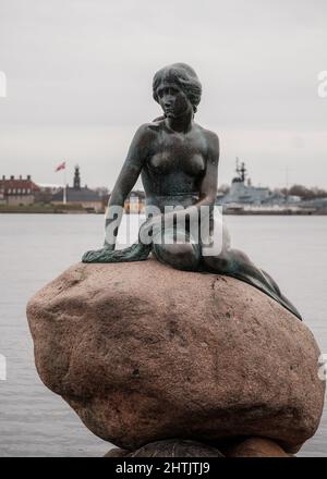 La estatua de bronce de la Sirenita de Edvard Eriksen, que representa a una sirena que se vuelve humana, inspirada en el poema de Hans Christian Andersen del mismo nombre. Foto de stock