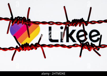 El logotipo de Likee Short video sharing servicio detrás de las barras. El  concepto de censura y prohibición Likee Fotografía de stock - Alamy