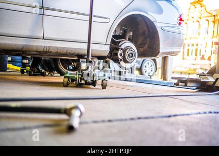 Coche levantado por un gato neumático Fotografía de stock - Alamy