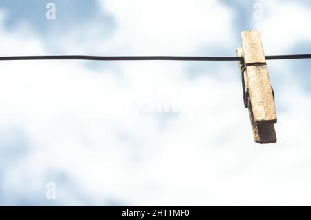 Cierre de tendedero en una línea de ropa sin ropa y cielo azul en el Fotografía de stock - Alamy