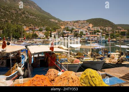 Barcos de pesca con redes, Lycia, Lycia, Turquía, puerto, Kas, Lycia, Turquía Foto de stock