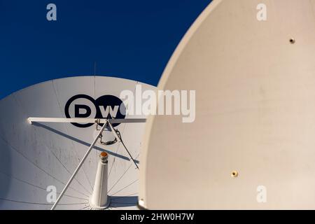 02 de marzo de 2022, Berlín: Placas satélite en el techo de la sede berlinesa de Deutsche Welle (DW). Deutsche Welle (DW) es la emisora extranjera de la República Federal de Alemania. Foto: Carsten Koall/dpa Foto de stock