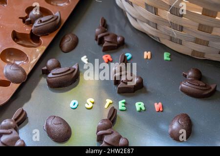 Frohe Ostern mit Zuckerschrift und selbstgemachter Schokolade