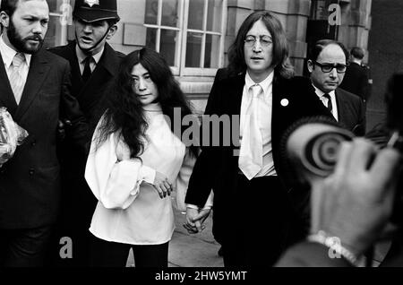 John Lennon y Yoko Ono en el Tribunal de Magistrados de Marylebone. Se declaró culpable de posesión de cannabis. 28th de noviembre de 1968. Foto de stock