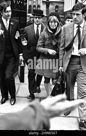 Cynthia Lennon 27, en los Tribunales de Justicia de Londres, viernes 8th de noviembre de 1968. Cynthia recibió un divorcio rápido, decreto nisi, del marido John Lennon, debido a su adulterio con Yoko, de 34 años, la esposa del productor de cine americano Anthony Cox. Foto tomada el viernes 8th de noviembre de 1968 Foto de stock