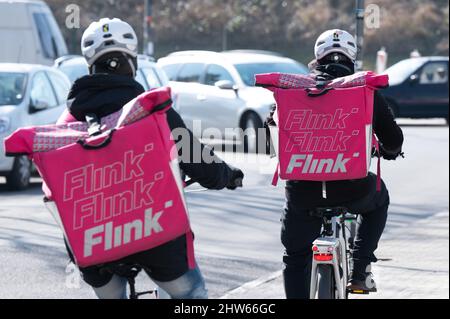 Dresde, Alemania. 03rd Mar, 2022. Dos mensajeros de bicicleta llevan mochilas con el logotipo del servicio de entrega de alimentos Flink. Crédito: Sebastian Kahnert/dpa-Zentralbild/dpa/Alamy Live News Foto de stock