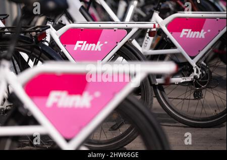 Dresde, Alemania. 03rd Mar, 2022. Bicicletas con el logotipo del servicio de entrega de alimentos Flink stand uno al lado de otro. Crédito: Sebastian Kahnert/dpa-Zentralbild/dpa/Alamy Live News Foto de stock