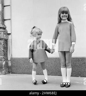 El fabricante de ropa de Tee de tick A ha diseñado una gama boutique para  niños, mostrada aquí modelando la ropa en Conduit Street, Londres,  miércoles 31st de julio de 1968. Nuestra