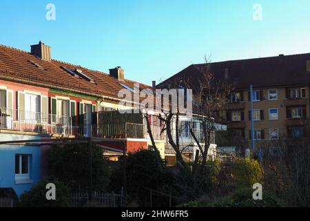 Zürich, Suiza - 18th 2022 de diciembre: Coloridas casas históricas de Bernoulli Foto de stock