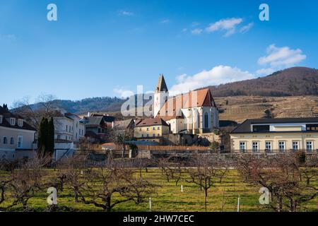 Spitz an der Donau. Pueblo famoso e iglesia en el río danubio en la región de Wachau en Baja Austria Foto de stock
