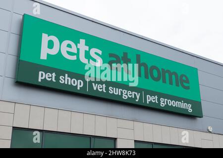 El frente de la tienda de Mascotas en el hogar en el centro de Merry Hill cerca de Brierley Hill en el Reino Unido Foto de stock