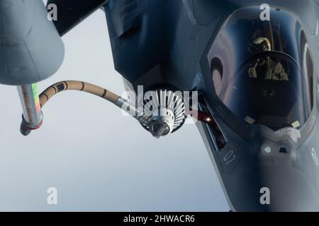 Base Aérea Kadena, Japón. 16th Feb, 2022. Un avión del Cuerpo de Infantería de Marina de los Estados Unidos F-35B Lightning II asignado al Escuadrón de Ataque de Bomberos de Infantería de Marina 242 16 de la Estación Aérea del Cuerpo de Infantería de Marina de Iwakuni, Japón, recibe combustible de un Stratotanker de la Fuerza Aérea de los Estados Unidos KC-135 asignado al Escuadrón de Reabastecimiento de Aire de 909th durante el entrenamiento conjunto sobre el Océano Pacífico, 2022. El método de drogue-and-probe de repostaje aéreo utiliza una manguera de arrastre con una cesta en el extremo, que los pilotos conectan con y reciben combustible de a través de una sonda en su avión. (Imagen de crédito: © U.S. Air Force/ZUMA Press Wire Service/ZU
