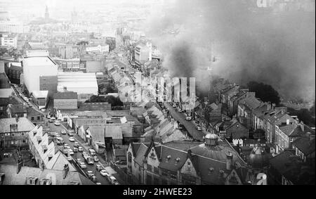 El fuego de almacén de neumáticos Firestone, Westgate Hill, Newcastle. 31st de julio de 1969Families, la vida cercana tuvo que ser evacuada cuando todo el complejo de edificios se incendió. En una etapa, 56 bomberos y 15 aparatos de bomberos estaban atacando el enorme incendio. El humo denso se estaba elevando al cielo de la noche y se podía ver tan lejos como South Shields y Ponteland. En la altura de las latas de pintura y grasa en un almacén estaban explotando y golpeando el techo enviando azulejos y bate 100ft en el aire, pero la gente todavía se atormentaba en la calle para ver lo que estaba sucediendo. Foto de stock