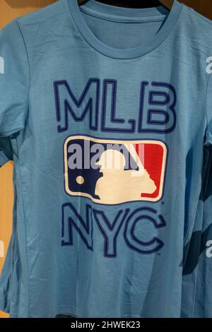 La principal tienda de béisbol de las Grandes Ligas en el Rockefeller  Center ofrece artículos deportivos de marca de equipo, Nueva York, EE.UU.  2022 Fotografía de stock - Alamy