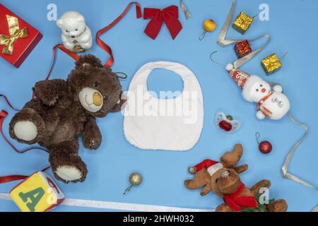 Bebé ropa de guardería mamá bloggers escritorio con accesorios y juguetes sobre fondo azul Foto de stock