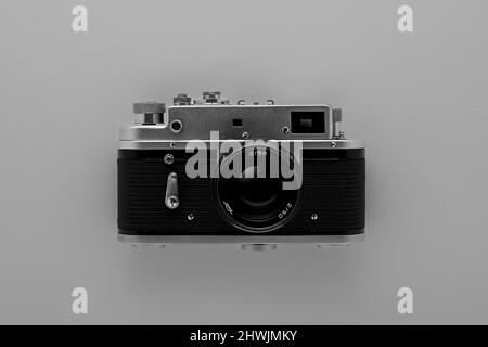 Antigua cámara fotográfica sobre fondo negro. Fondo de pantalla Fotografía  de stock - Alamy