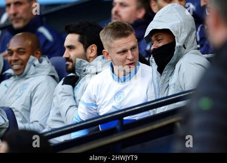 Oleksandr Zinchenko, de Manchester City, en las gradas antes del partido de la Premier League en el estadio Etihad, Manchester. Fecha de la foto: Domingo 6 de marzo de 2022. Foto de stock