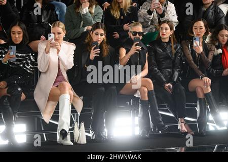 Leonie Hanne asiste al espectáculo de ropa de mujer de Givenchy Fall/Winter  2022/2023 como