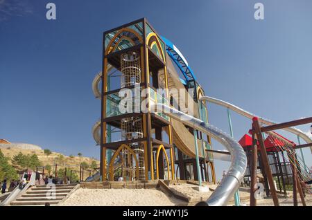 El parque Sille es uno de los lugares más atractivos de la ciudad de Konya. Enorme parque infantil. Parque infantil colorido con toboganes y columpios. Foto de stock