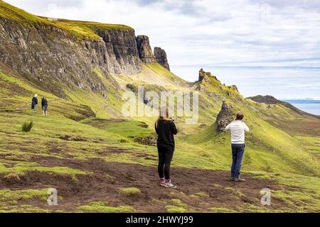 Erosión del suelo y turistas en el paseo de Quiraing en el norte de la isla de Skye, Highland, Escocia Reino Unido. Foto de stock