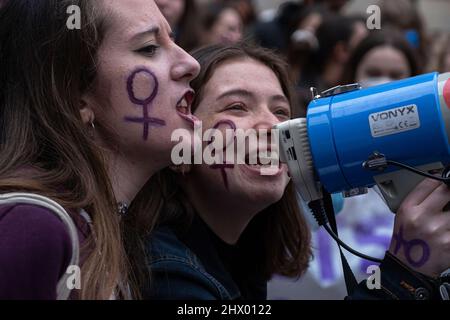 Barcelona, España. 08th Mar, 2022. Jóvenes mujeres manifestantes con signo feminista pintado en sus rostros cantan eslóganes a través de megáfono durante la manifestación. Convocadas por la Unión de Estudiantes, miles de jóvenes estudiantes han tomado las calles de Barcelona para celebrar el día de protesta del Día Internacional de la Mujer. (Foto de Paco Freire/SOPA Images/Sipa USA) Crédito: SIPA USA/Alamy Live News Foto de stock