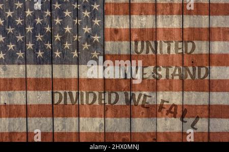 Vintage bandera americana unida Estamos divididos caemos pintados en la pared del granero viejo