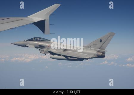 Luchadores de defensa aérea durante un photohoot aire a aire (QRA), Eurofighter de la Fuerza Aérea Italiana Foto de stock