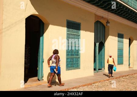 Gente local frente a los edificios coloniales en la Plaza Mayor en el centro histórico, Trinidad, Provincia Sancti Spiritus, Cuba, Indias Occidentales,