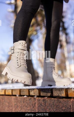 Mujer con botas blancas nieve blanca, primer plano. Piernas para mujer con elegantes botas de piel de invierno Fotografía de stock - Alamy