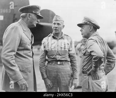 En algún lugar de Nueva Guinea -- Lieut. El General William S. Knudsen (izquierda) discute la estrategia de guerra con el General de División Ennis C. Whitehead (centro), subcomandante de la quinta fuerza aérea, y Lieut. General George C. Kenney (derecha) Comandante de la quinta fuerza aérea. Lieut. El General Knudsen visitó la isla con el Subsecretario de Guerra Robert P. Patterson durante una gira de inspección por el Pacífico Sudoccidental. 13 de septiembre de 1943. (Foto de la Quinta Fuerza Aérea de EE.UU. Foto). Foto de stock