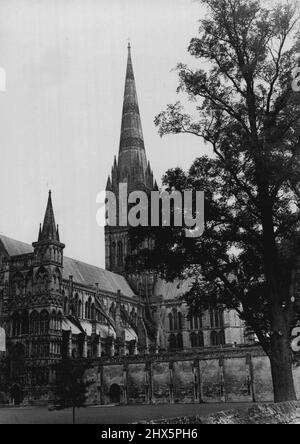 La operación de Steeplejack más peligrosa' se ha completado -- Una fotografía de la Catedral de Salisbury como aparece hoy después de la reconstrucción y la restauración de los trabajos en la aguja se ha completado y todos los andamios han sido removidos. Lo que se conoció como 'la operación más peligrosa y difícil de este siglo' se completó hoy cuando el Sr. Alfred Wallbridge y su equipo de steeplejack subieron por última vez la aguja de la Catedral de Salisbury, de 404 pies de altura. 07 de septiembre de 1951. (Foto de Paul Popper Ltd.). Foto de stock