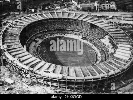 Río DE JANEIRO -- Esta vista aérea muestra el estadio de fútbol más grande del mundo, en Río de Janeiro, Brasil, donde comienza el torneo de fútbol de la Copa del Mundo, el 24 de junio. En la foto de la inauguración pública, el 18 de junio, el estadio tiene capacidad para 120.000 personas, con espacio para 30.000 personas más. Un foso profundo y amplio mantendrá a los espectadores emocionados del campo. El trabajo en el techo todavía está en curso. 18 de julio de 1950. (Foto de Associated Press Photo).