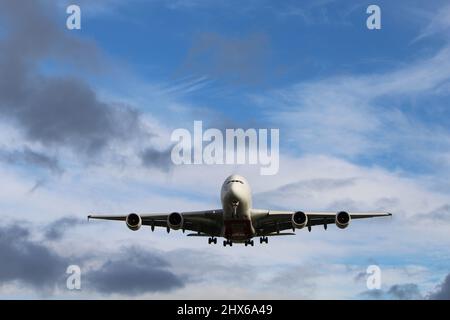 Emiratos A380-800 (A6-EEN) en final corto en Heathrow (27L) Foto de stock