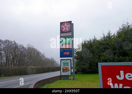 Los precios de la gasolina en la estación Texaco firman 161,9 por litro de diesel 173,9 por litro el 10 de marzo de 2022 en Carmarthenshire Wales UK KATHY DEWITT