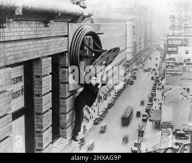 El actor Harold Lloyd colgando en un reloj de construcción en la película estadounidense de comedia romántica silenciosa de 1923, Safety Last! Foto de stock