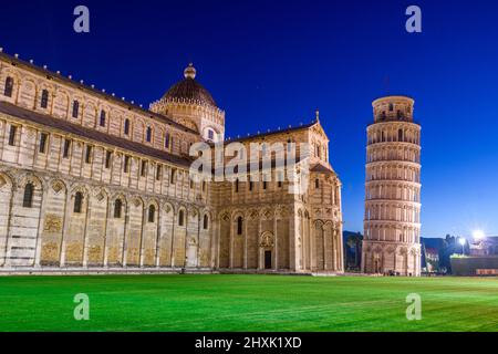 Torre inclinada de Pisa en Italia en la Plaza de los Milagros al atardecer. Foto de stock
