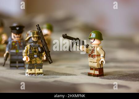 Kiev, Ucrania. 9 de marzo de 2022. Soldados LEGO de la Segunda Guerra  Mundial. Soldado de juguete en uniforme de camuflaje con ametralladora,  arma. Tropas, regimiento. Guerra i Fotografía de stock - Alamy