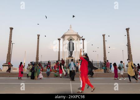 Pondicherry, India - 12 de marzo de 2022: Estatua de Gandhi en el paseo marítimo. Foto de stock