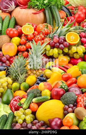 Fondo vertical de verduras, frutas y bayas frescas y saludables. Foto de stock