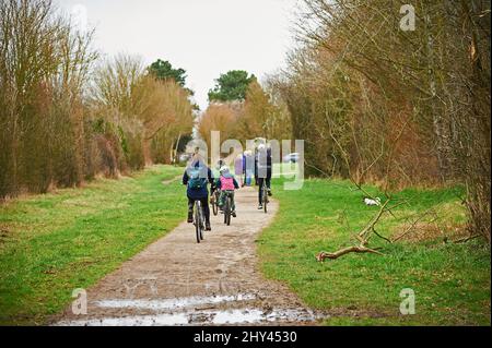 Grupo de personas en bicicleta a lo largo del Stratford Greenway en Warwickshire. Foto de stock