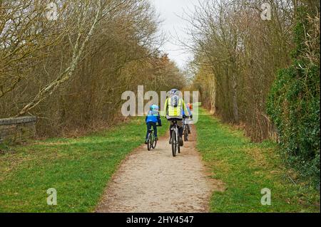 Grupo de personas en bicicleta a lo largo del Stratford Greenway en Warwickshire. Foto de stock
