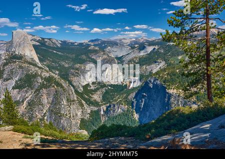 Vista panorámica del Valle Yosemite con Halfdome (izquierda) y Nevada Falls (derecha), Estados Unidos, California, Parque Nacional Yosemite Foto de stock