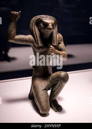 Horus cabeza de halcón de Pe, Bajo Egipto, estatuilla en actitud de júbilo, bronce, Periodo Tardío, 664-332 aC, Egipto, Colección del Museo Británico Foto de stock
