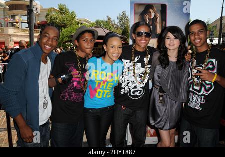 Chani Christie y Lil JJ - Cinderella Story Otro estreno en el Grove Theater  de Los Ángeles. Las tres cuartas partes del ojo sonrisa - contacto  Fotografía de stock - Alamy