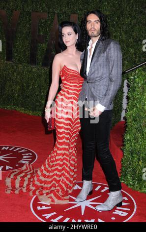 Katy Perry y Russell Brand llegando a la Vanity Fair Oscar Viewing Party 2010, en la Sunset Tower, los Ángeles Foto de stock