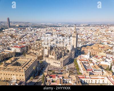 Perspectiva aérea panorámica de la Catedral de Sevilla. Vista desde arriba, frente a la catedral se encuentra el edificio de 'Archivos de Indias'.