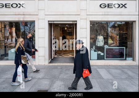 Los peatones pasan por la tienda calzado de la marca italiana Geox en España. de Xavi Lopez/ SOPA Images/Sipa USA de stock - Alamy