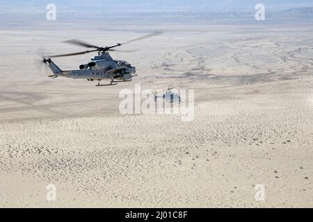Un víbora AH-1Z (izquierda) con escuadrón de evaluación operacional y de pruebas marinas 1 (VMX-1), y un helicóptero MQ-8C Fire Scout no tripulado asignado al escuadrón de combate marítimo en helicóptero 23 (HSC-23), conducen la coordinación de huelgas y el entrenamiento de reconocimiento cerca de El Centro, California, el 10 de marzo de 2022. El propósito de este ejercicio fue proporcionar familiarización y desarrollo conceptual de la formación de equipos tripulados y no tripulados. (EE.UU Marine Corps foto por Lance Cpl. Jade Venegas)